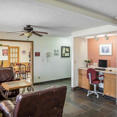 Econo Lodge Inn & Suites Dubuque Eksteriør billede