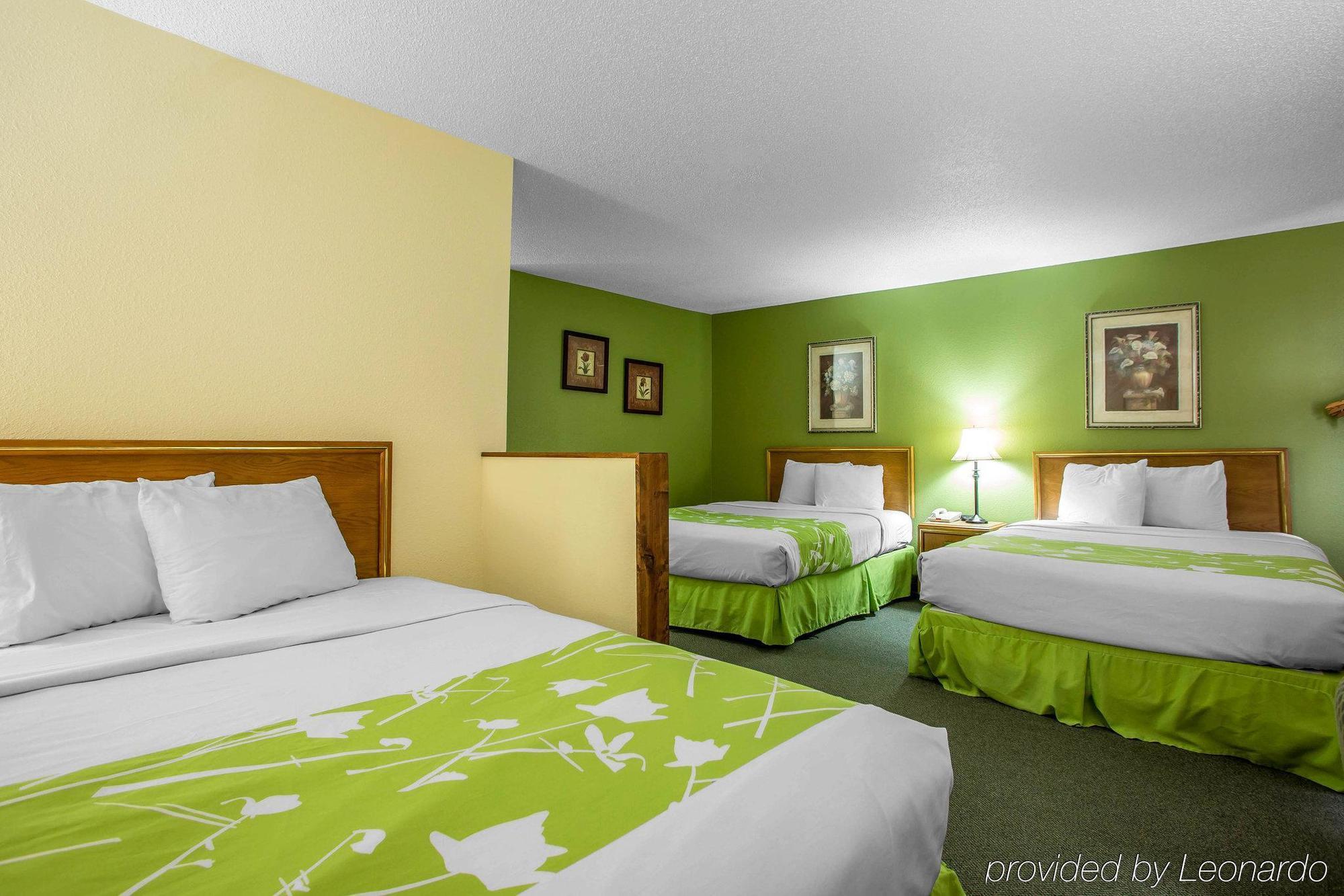Econo Lodge Inn & Suites Dubuque Eksteriør billede