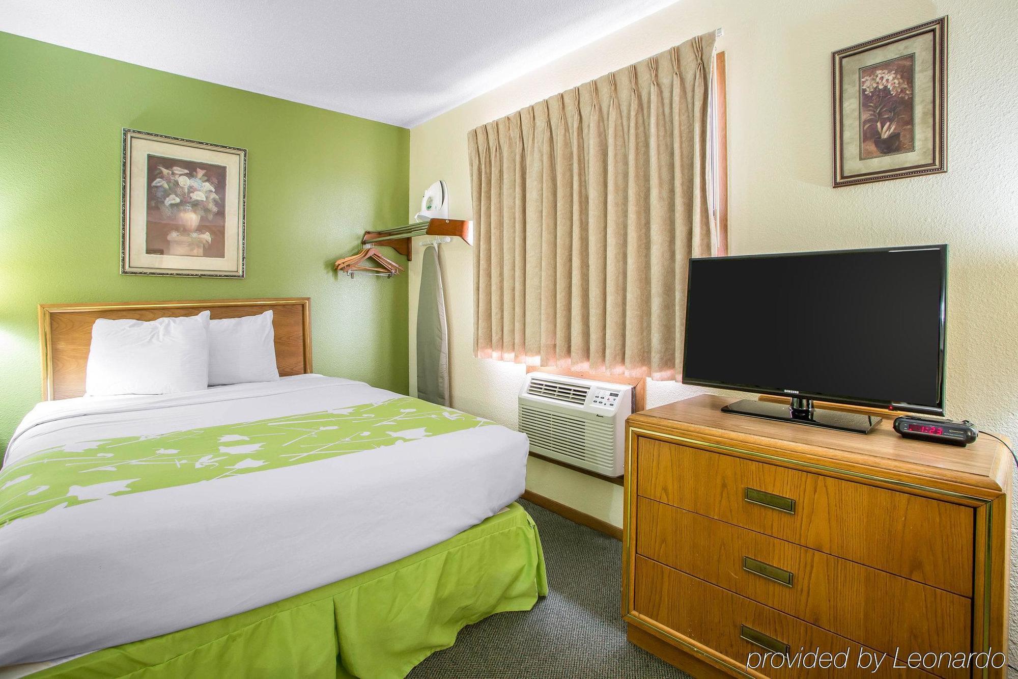 Econo Lodge Inn & Suites Dubuque Eksteriør billede