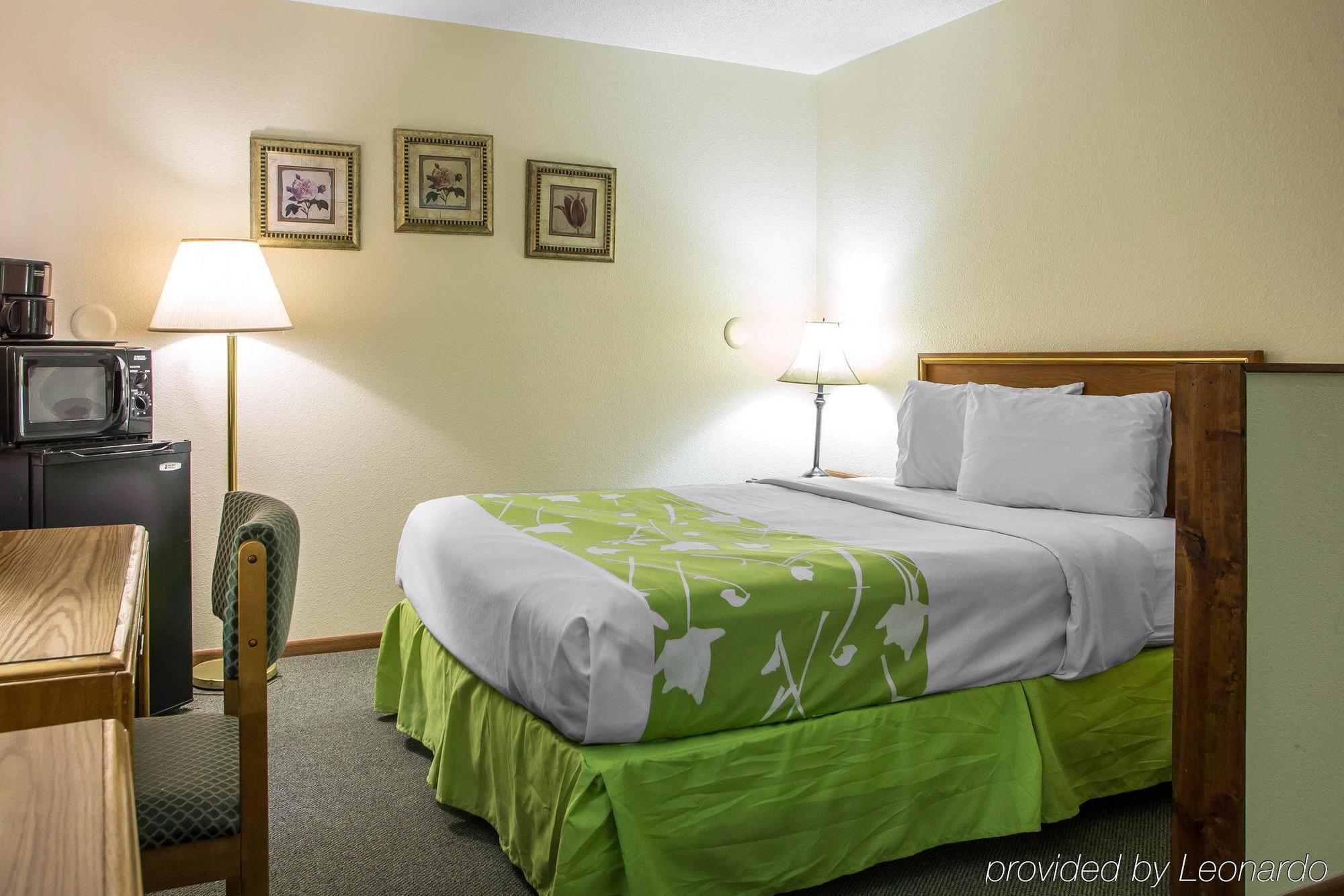 Econo Lodge Inn & Suites Dubuque Eksteriør billede