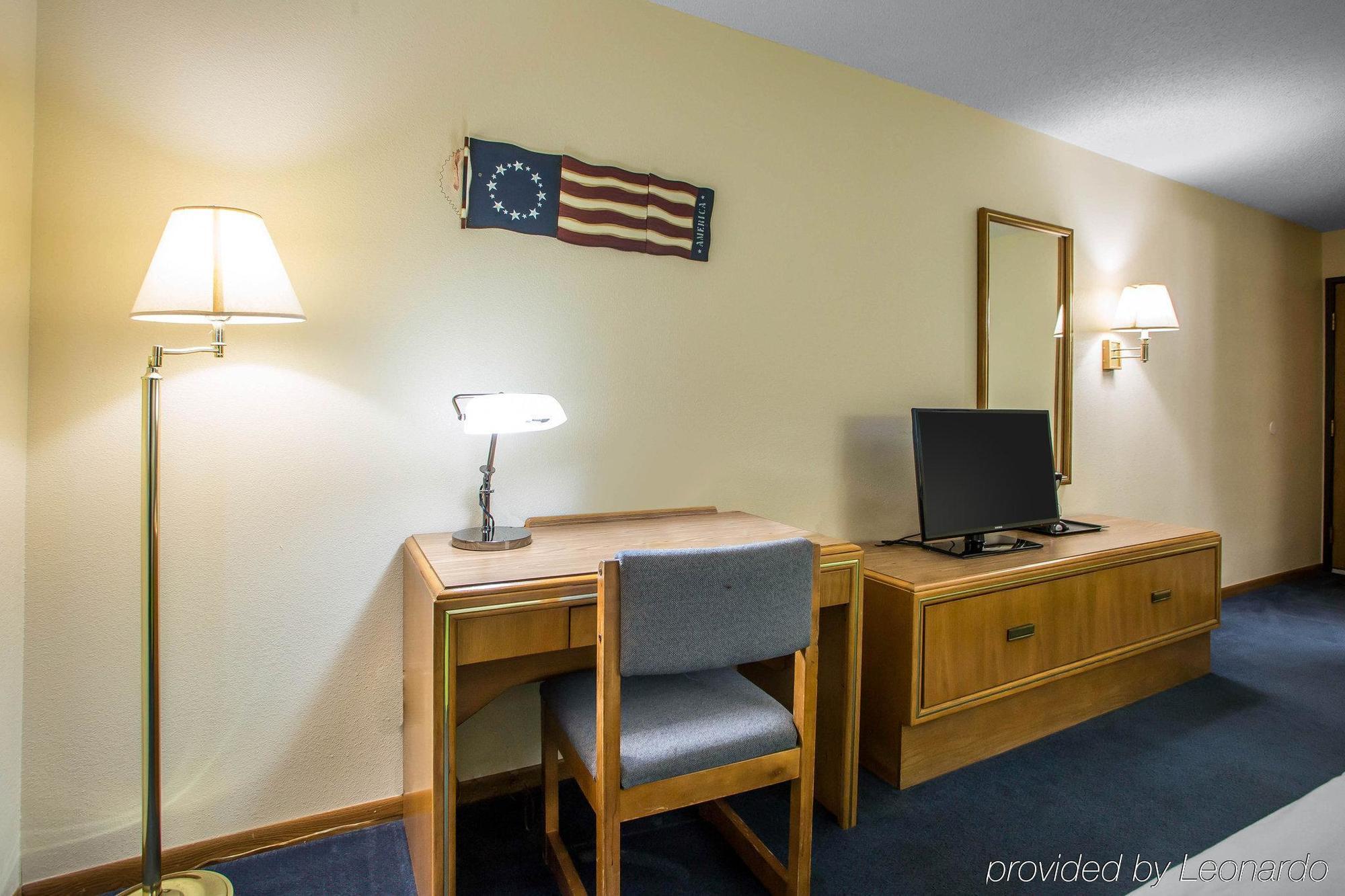 Econo Lodge Inn & Suites Dubuque Eksteriør billede
