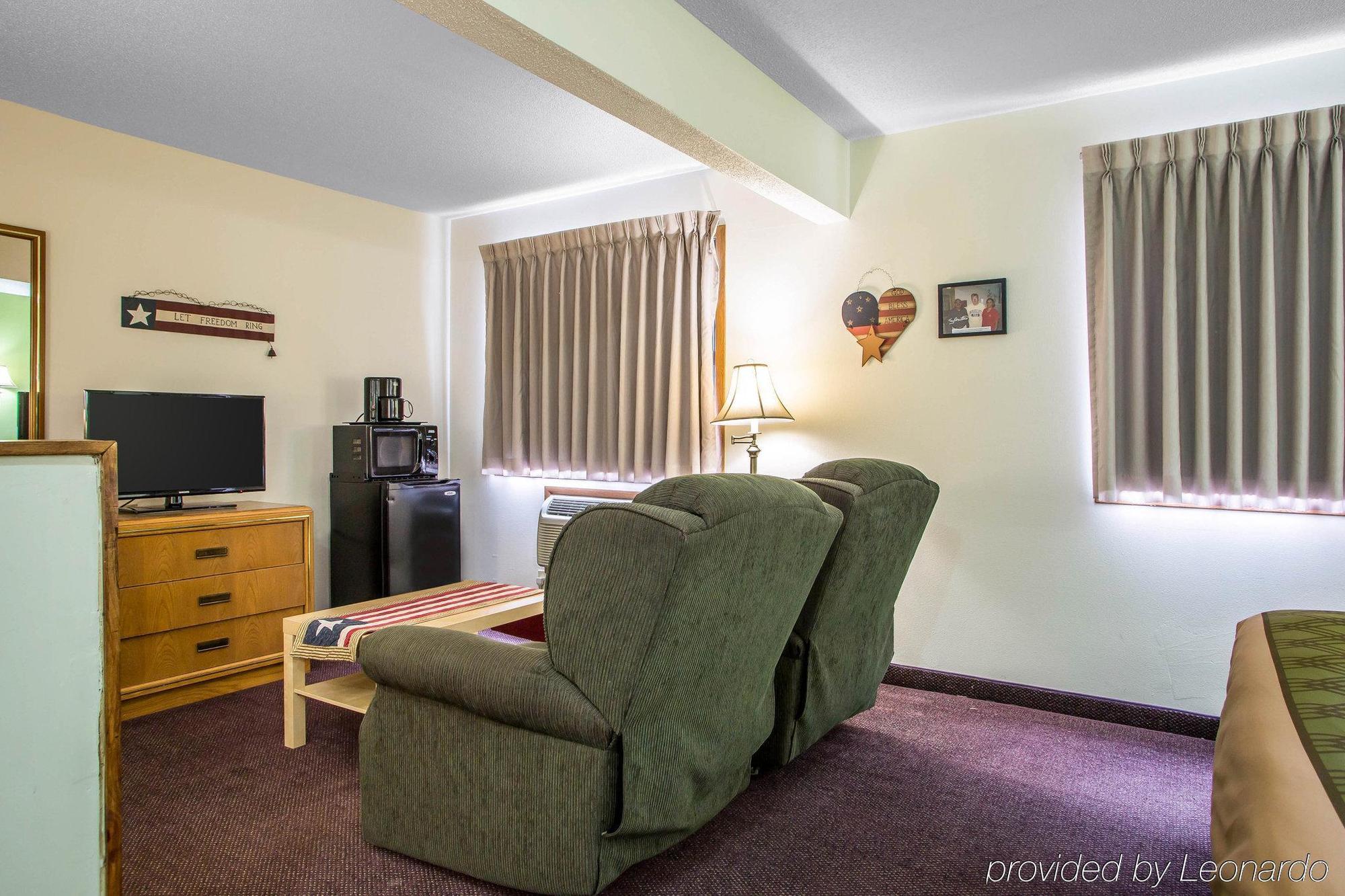 Econo Lodge Inn & Suites Dubuque Eksteriør billede