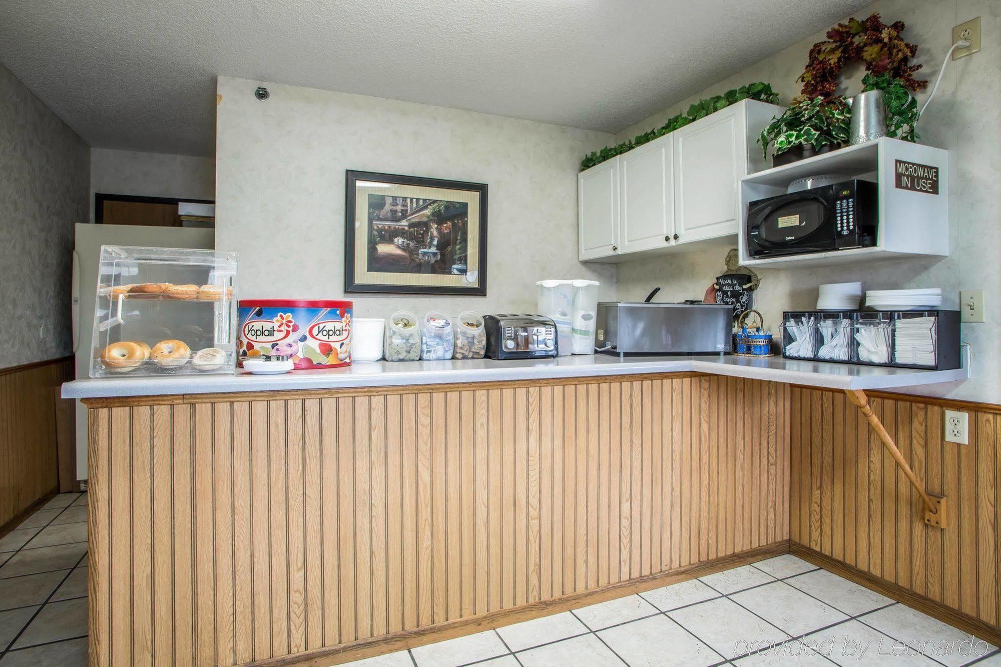 Econo Lodge Inn & Suites Dubuque Eksteriør billede