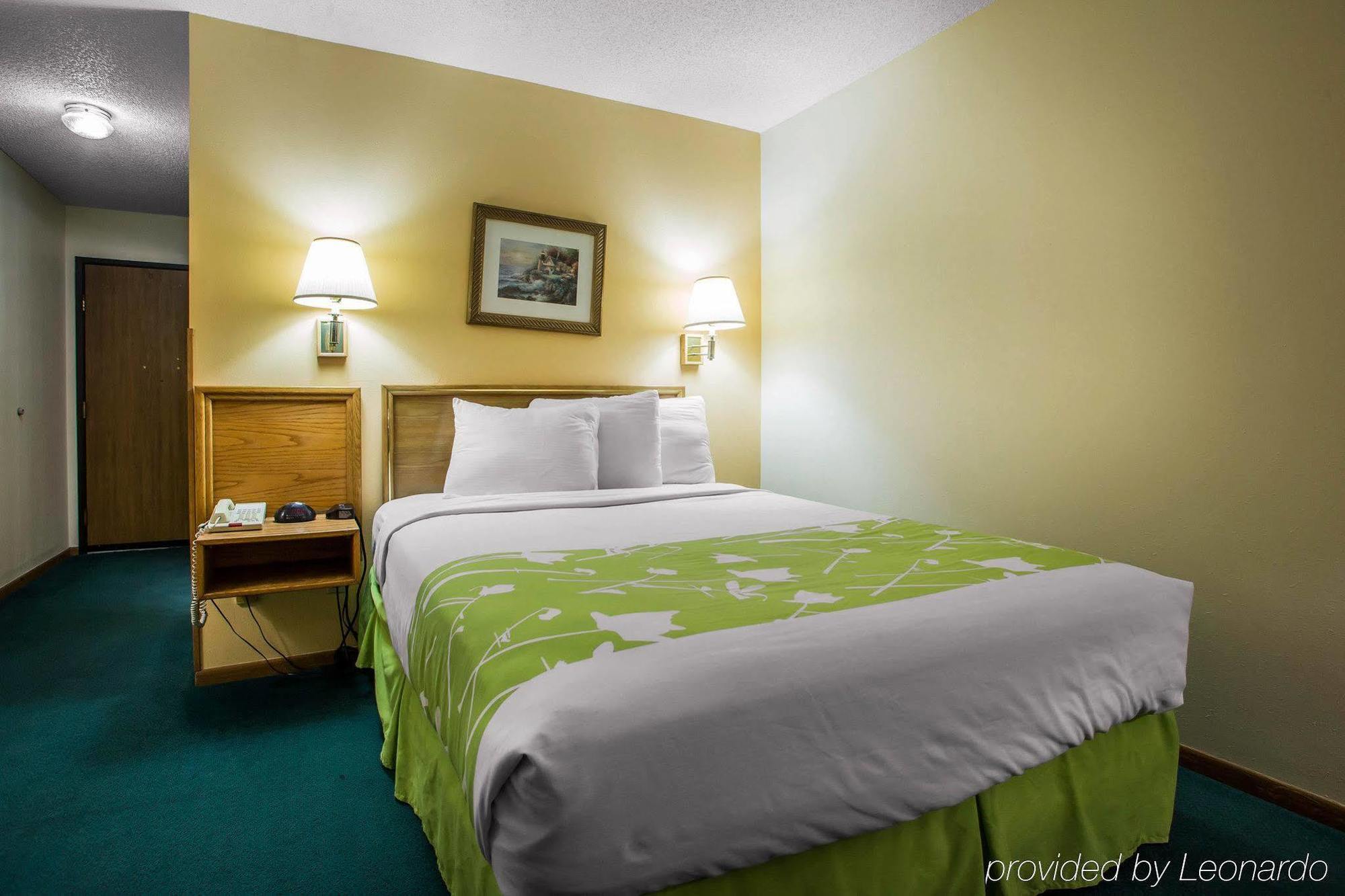 Econo Lodge Inn & Suites Dubuque Eksteriør billede
