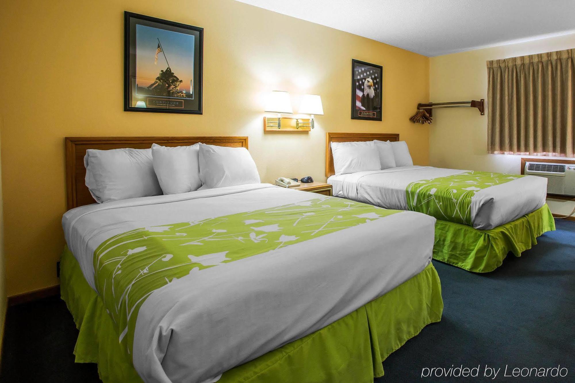 Econo Lodge Inn & Suites Dubuque Eksteriør billede