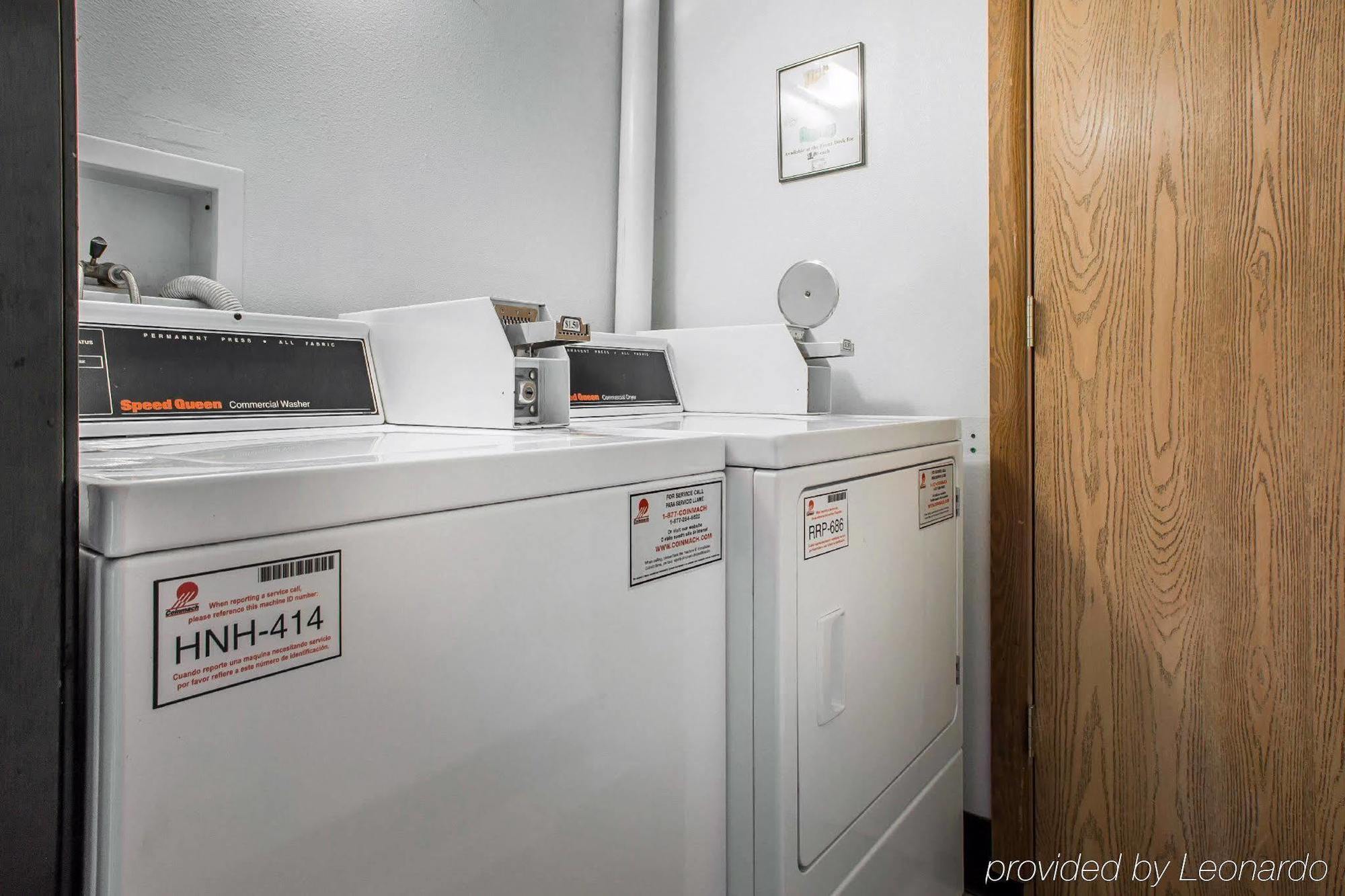 Econo Lodge Inn & Suites Dubuque Eksteriør billede