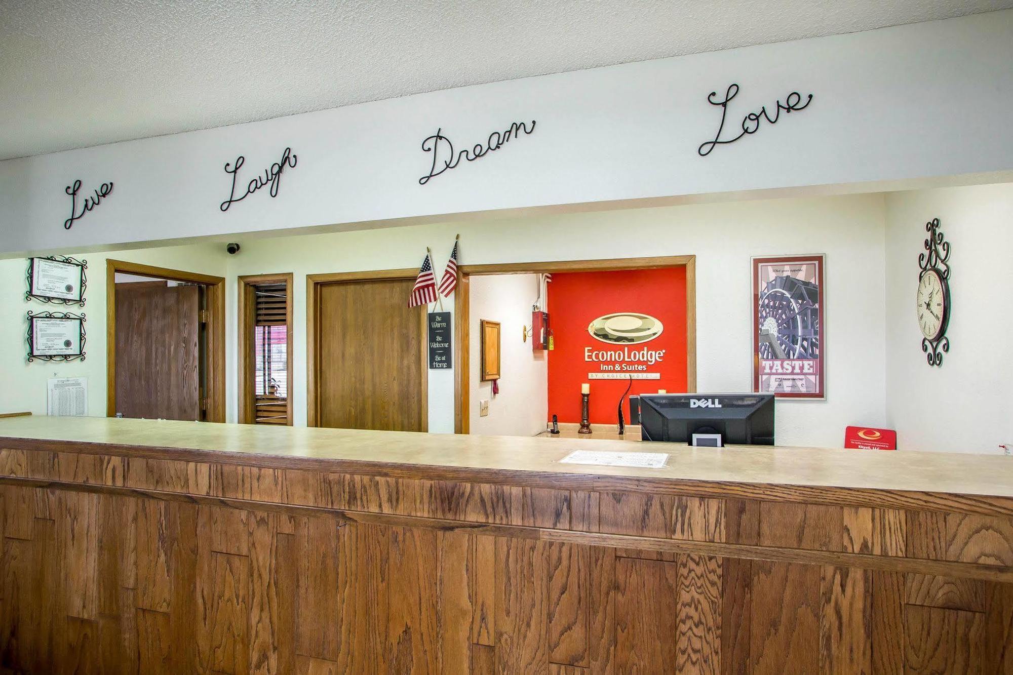 Econo Lodge Inn & Suites Dubuque Eksteriør billede