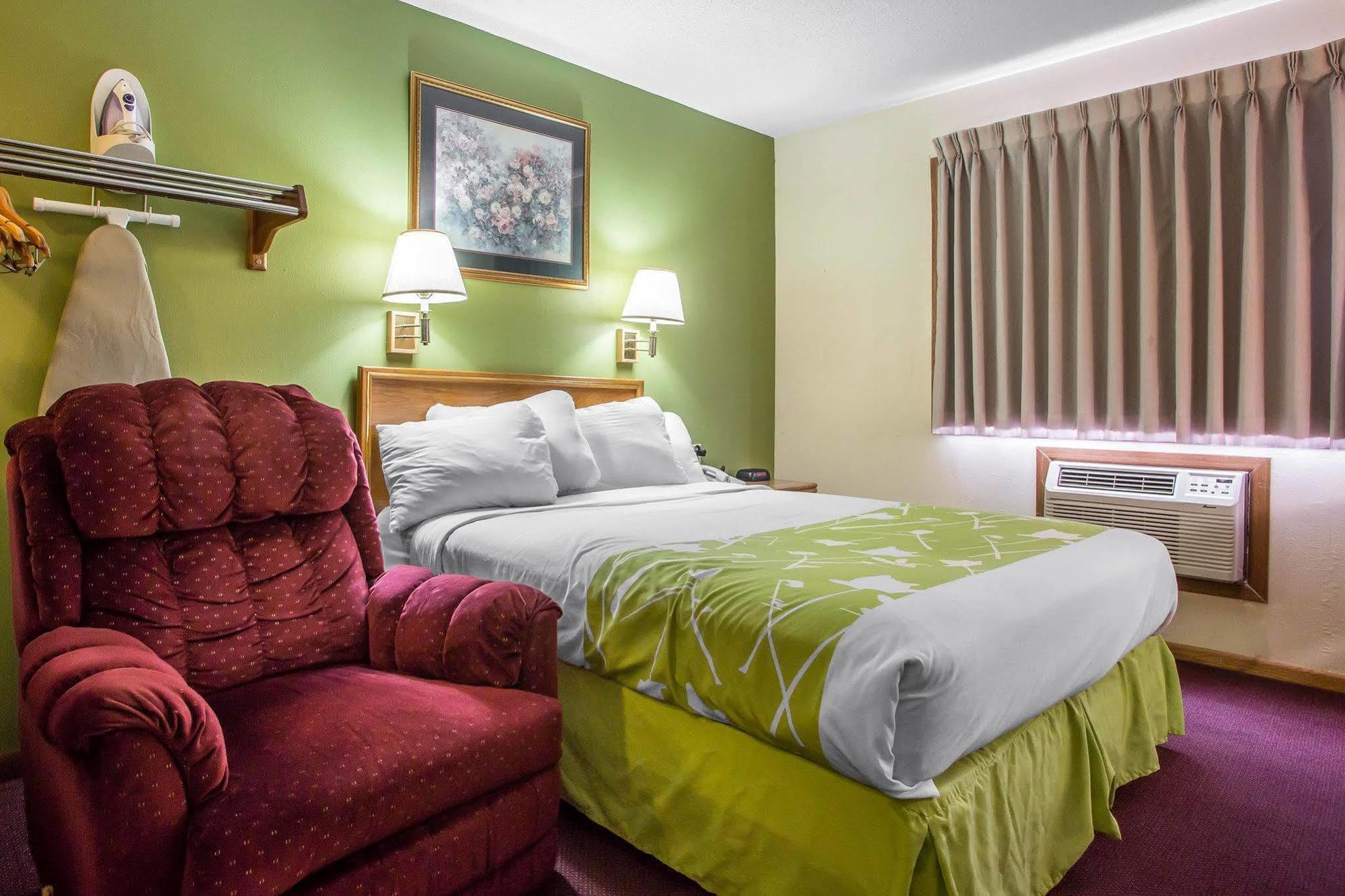 Econo Lodge Inn & Suites Dubuque Eksteriør billede