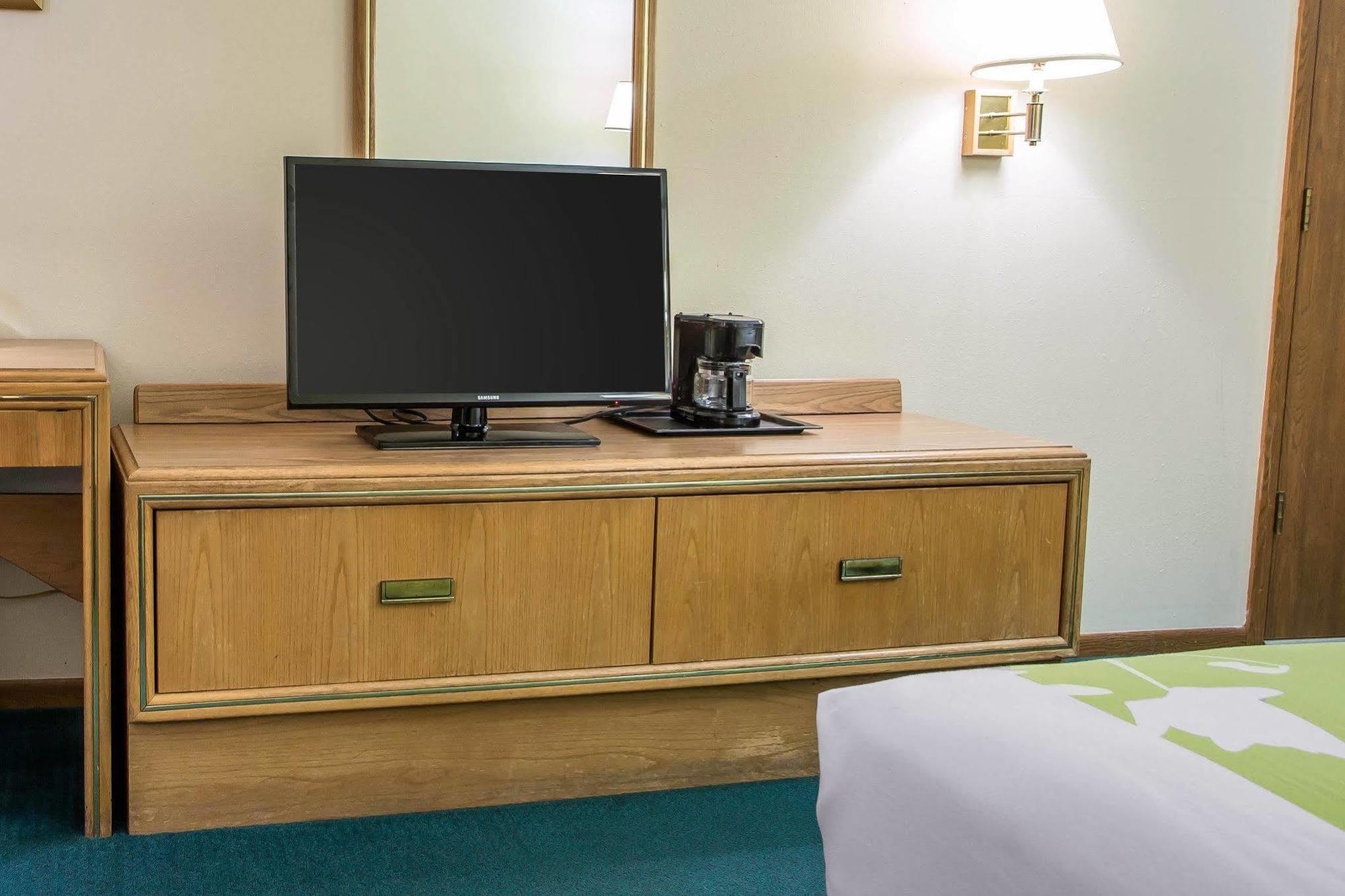 Econo Lodge Inn & Suites Dubuque Eksteriør billede