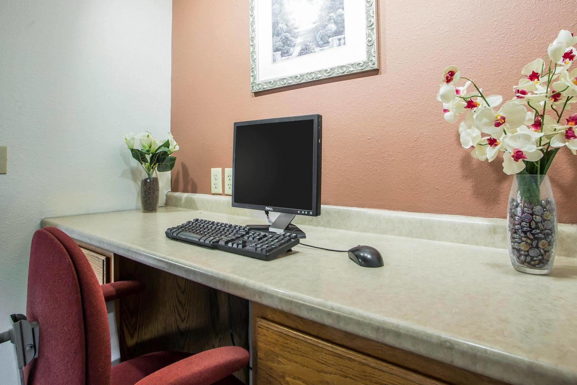 Econo Lodge Inn & Suites Dubuque Eksteriør billede