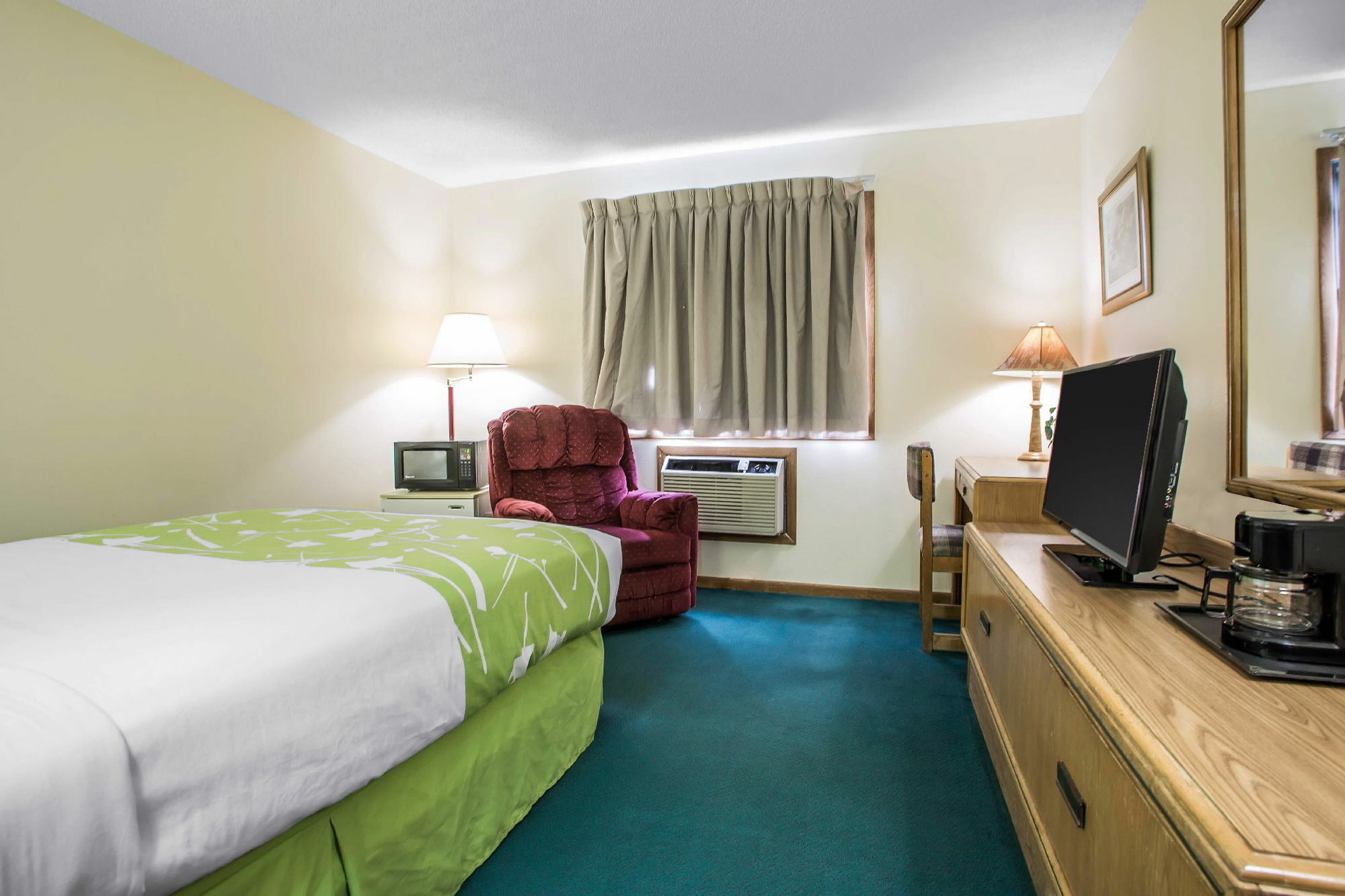 Econo Lodge Inn & Suites Dubuque Eksteriør billede