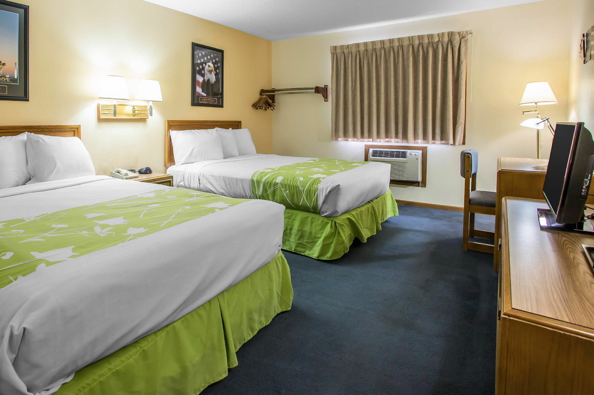 Econo Lodge Inn & Suites Dubuque Eksteriør billede